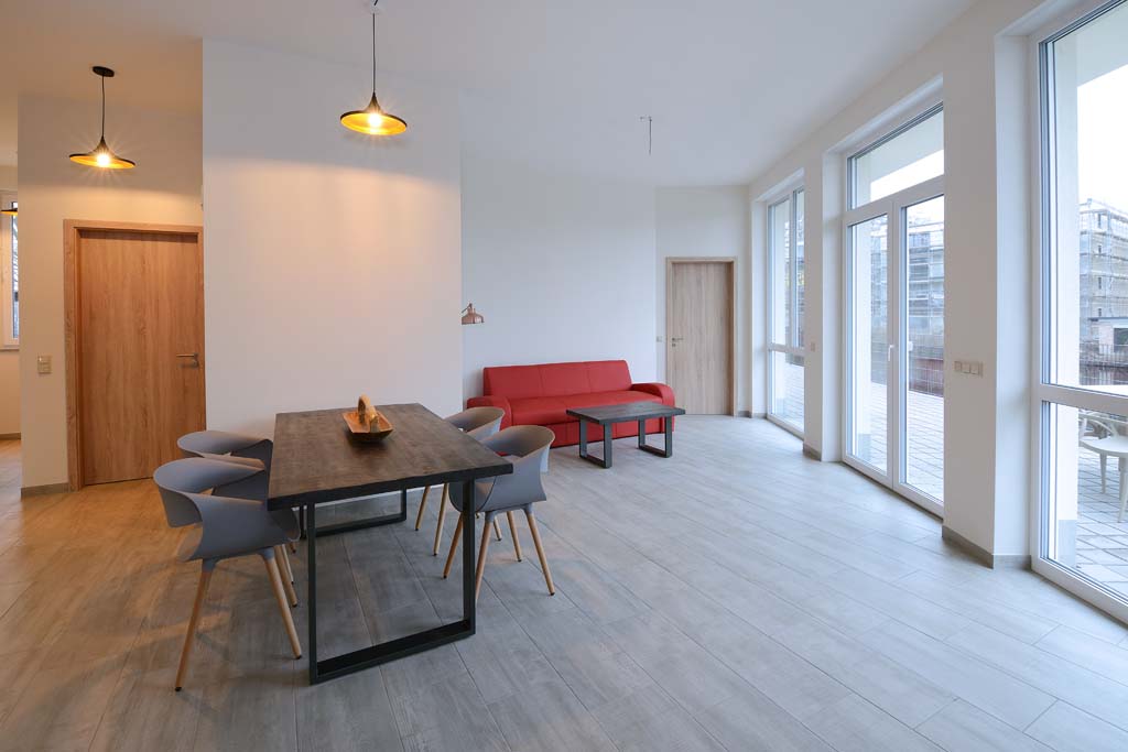 Wohn- und Essbereich der Ferienwohnung Am Steg mit Zugang zur Terrasse