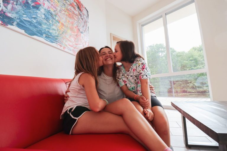 Drei Freundinnen auf dem Sofa einer Ferienwohnung der Havel-Spitze