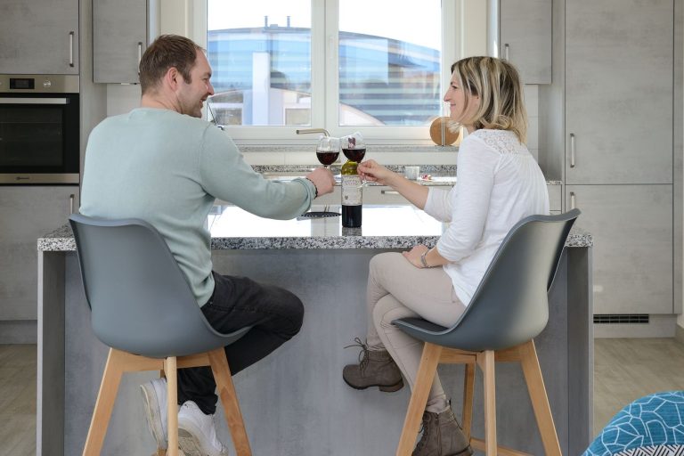 Paar am Küchentresen einer Ferienwohnung der Havel-Spitze