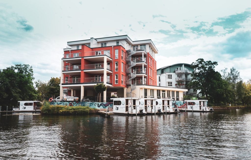 Das Haus der Havel-Spitze vom Wasser aus gesehen